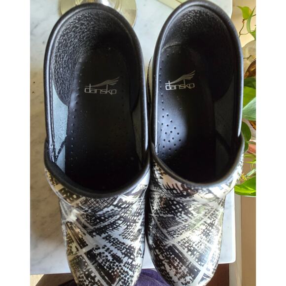 Dansko 38 Professional Nurse Non Slip Black Silver Clog Shoes Block Print Patent - Picture 5 of 6